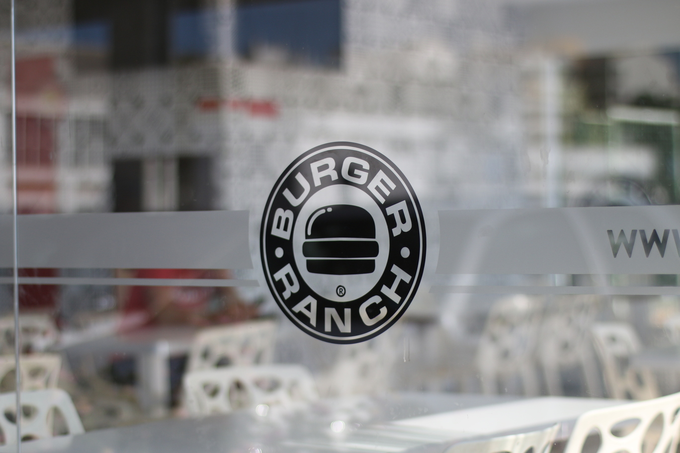 Imagem do logo em uma loja do Burger Ranch